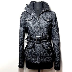 NWOT black and grey vine print coat with waist belt. 3 pockets❣️